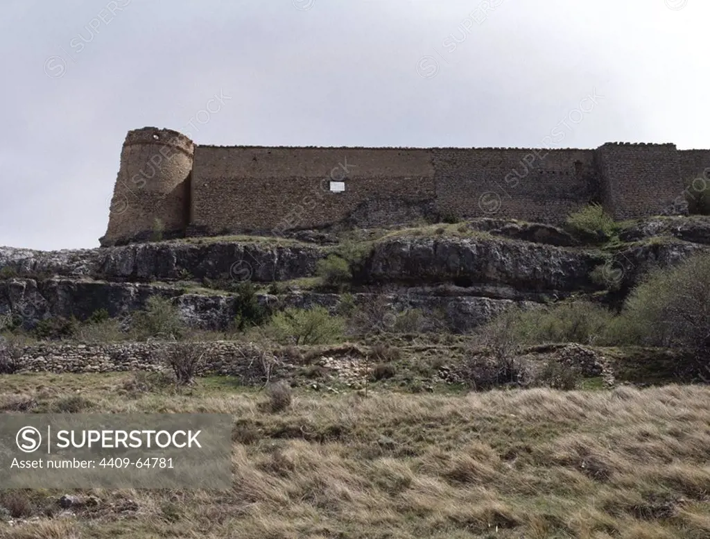 ARAGON. CANTAVIEJA. Vista de las ruinas del CASTILLO en la zona conocida como "EL CALVARIO". Comarca del Maestrazgo. Provincia de Teruel. España.
