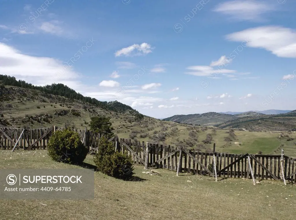ARAGON. Panorámica del paisaje turolense con la SIERRA DE LA CAÑADA al fondo. Provincia de Teruel. España.