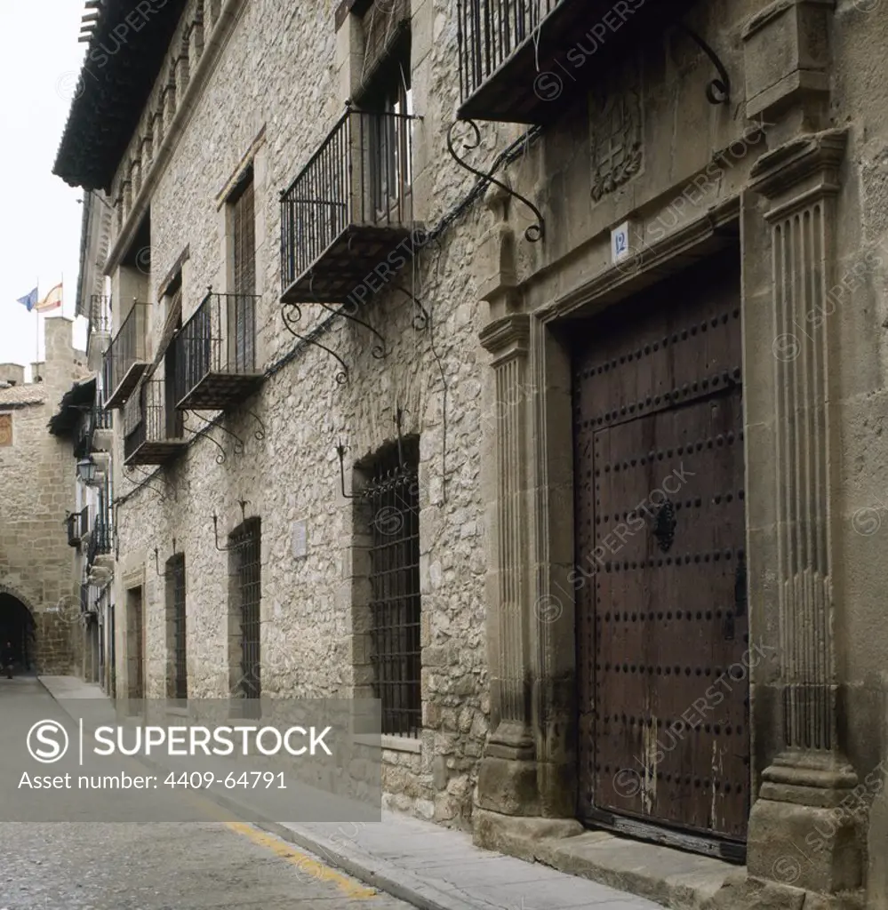 ARAGON. RUBIELOS DE MORA. Vista general de la fachada de uno de los edificios civiles más notorios de la localidad, el PALACIO DEL MARQUES DE VILLASEGURA. Provincia de Teruel. España.