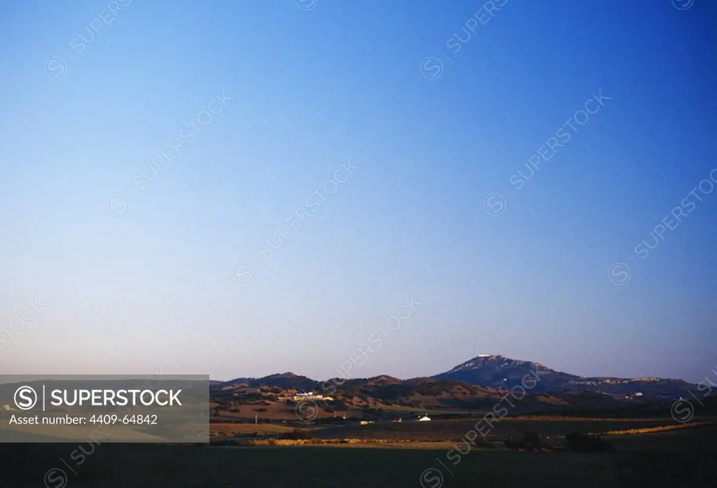 ISLAS BALEARES. MENORCA. Vista general del MONTE TORO a la caida de la tarde. Situado prácticamente en el centro geográfico de la isla, con sus 357 m. de altitud es el pico más alto de toda ella. España.