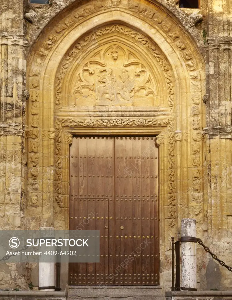 ARTE GOTICO. ESPAÑA. S. XV. IGLESIA DE SAN JORGE. Detalle de la PORTADA del templo adintelada con dos arcos apuntados. ALCALA DE LOS GAZULES. Provincia de Cádiz. Andalucía.