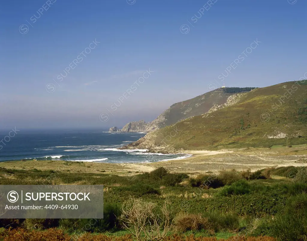Spain, Galicia, A Coruña province, Finisterre (Fisterra). View of Mar de Fora Beach and Nave cape (Cabo da Nave) in the background.