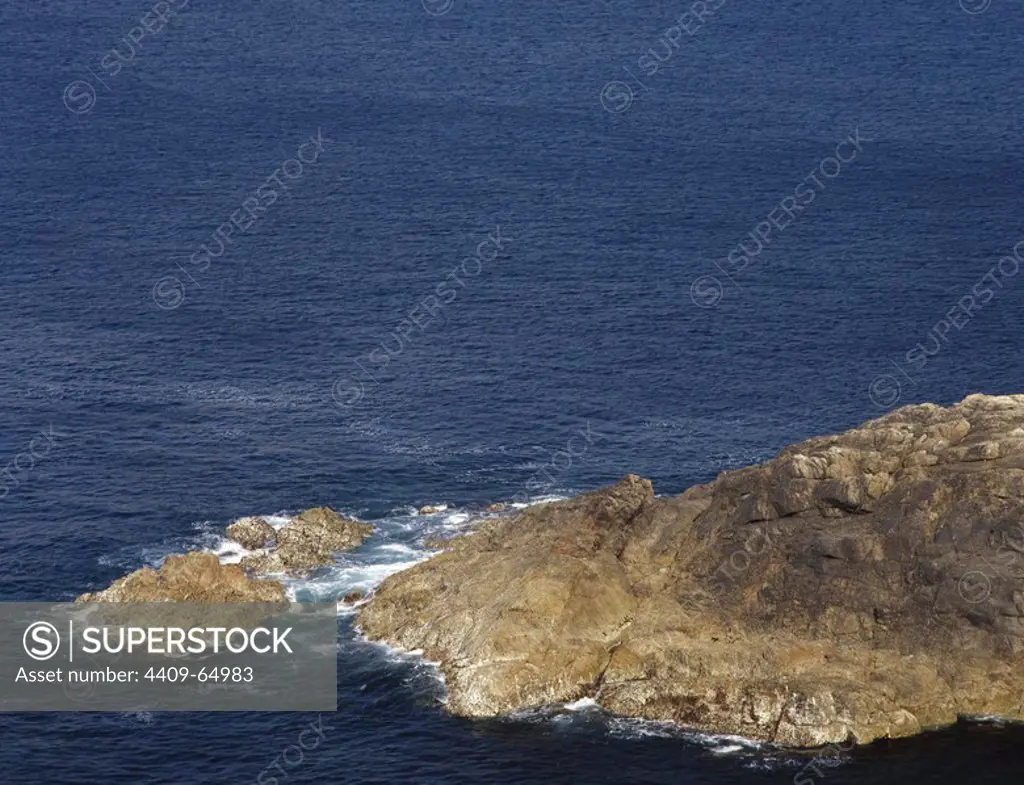 GALICIA. COSTA DE LA MUERTE (COSTA DA MORTE). Vista de la abrupta costa atlántica desde el Cabo Vilán, en dirección este. Provincia de A Coruña. España.