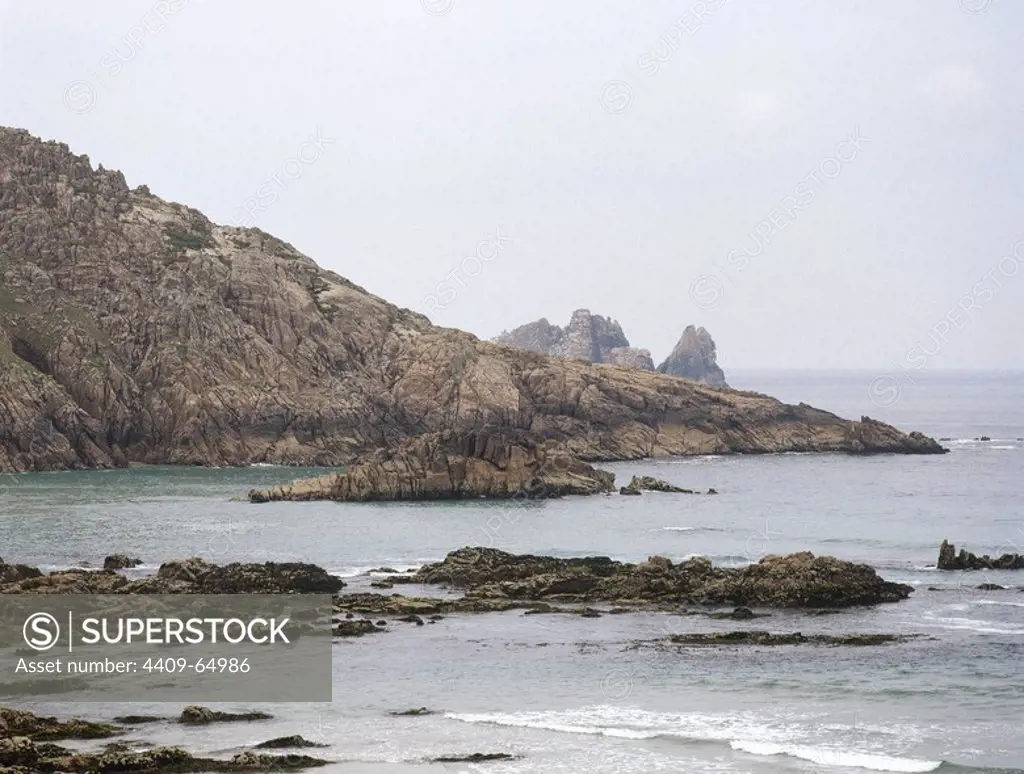 GALICIA. COSTA DE LA MUERTE (COSTA DA MORTE). Vista de la abrupta costa atlántica desde la Playa de Pedrosa en dirección al Cabo Vilán. Provincia de A Coruña. España.