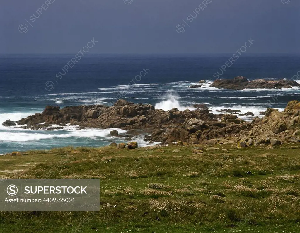 GALICIA. COSTA DE LA MUERTE (COSTA DA MORTE). Vista de la abrupta costa atlántica entre el Cabo Vilán y el Cabo Tosto. Provincia de A Coruña. España.