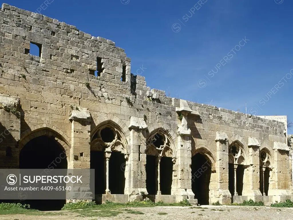 Syria. Talkalakh District, Krak des Chevaliers. Crusader castle, under control of Knights Hospitaller (1142-1271) during the Crusades to the Holy Land, fell into Arab control in the 13th century. Partial view of the reception room and gallery. Photo taken before the Syrian Civil War.