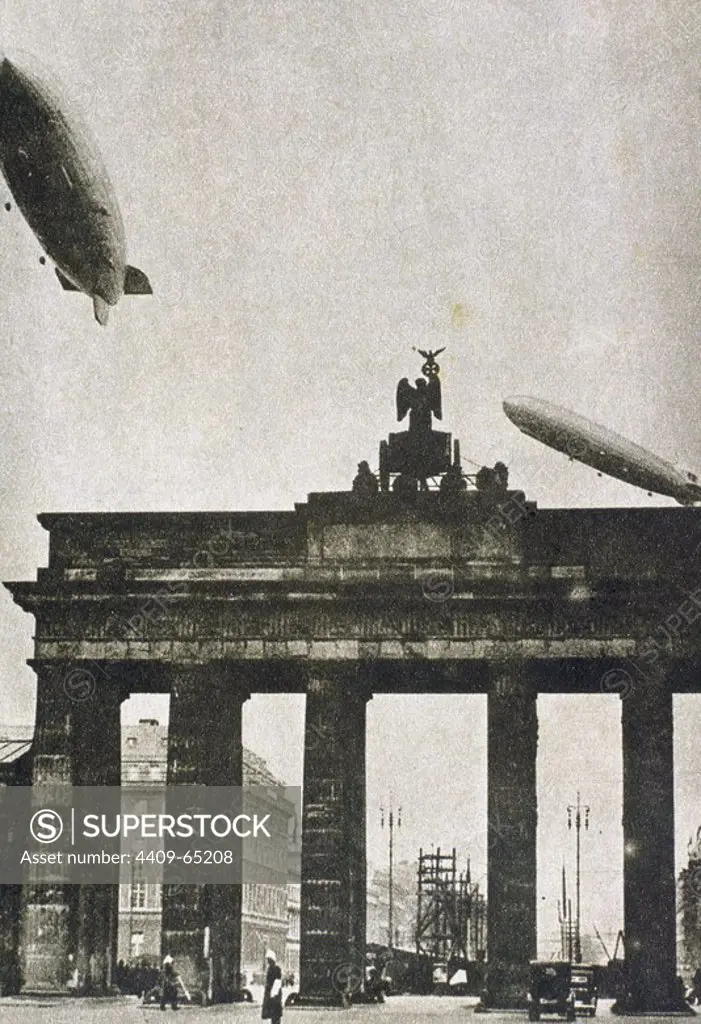 Los dirigibles LZ-129 y Grafzeppelin sobrevolando la Puerta de Brandemburgo en un acto de propaganda a favor del programa esgrimido por Adolf Hitler (1889-1945) para las elecciones del 29 de marzo de 1936. Berlín. Alemania.