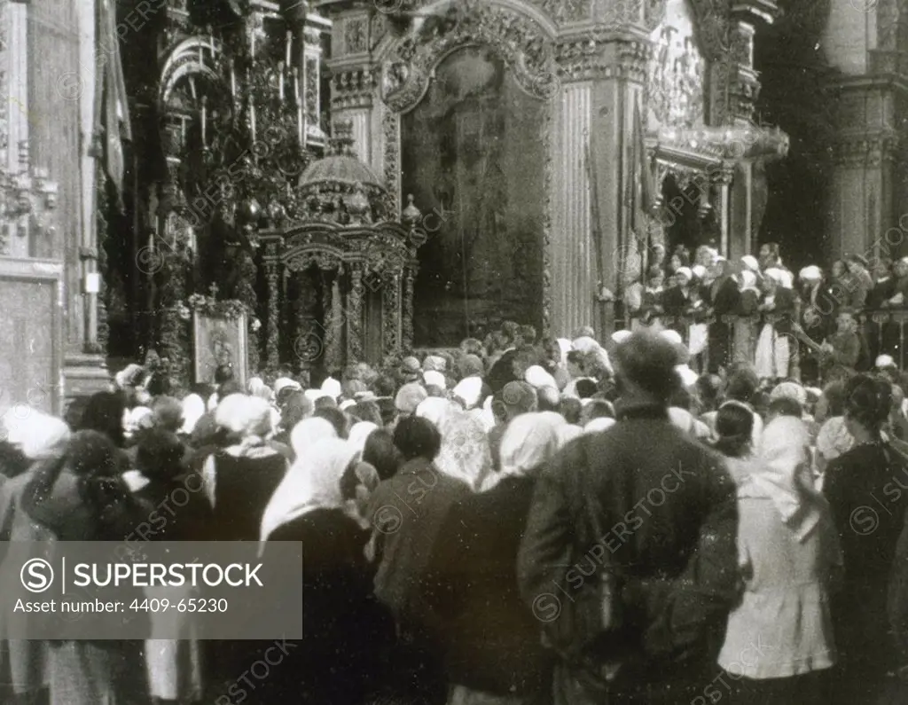 SEGUNDA GUERRA MUNDIAL. RUSIA. Tras la toma de Smolensk por las tropas alemanas la población acudió nuevamente a sus iglesias.