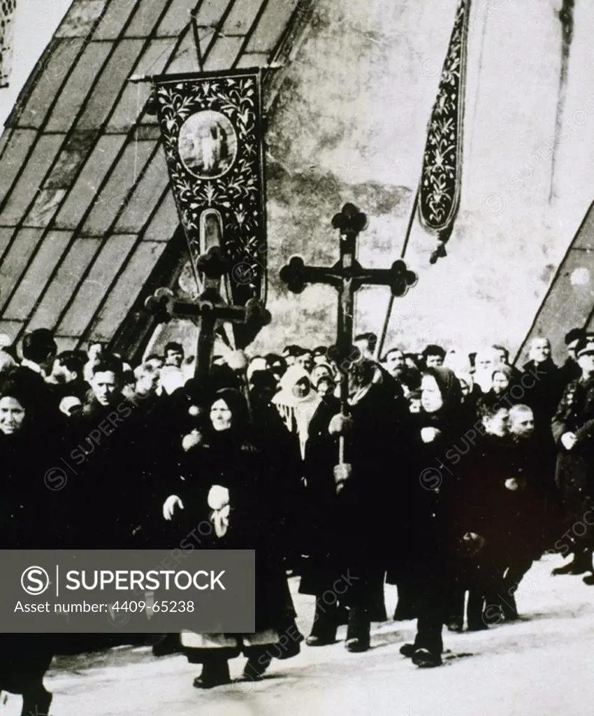 HISTORIA DE LA UNION SOVIETICA. Celebración de una procesión en territorio soviético tras la dominación alemana.