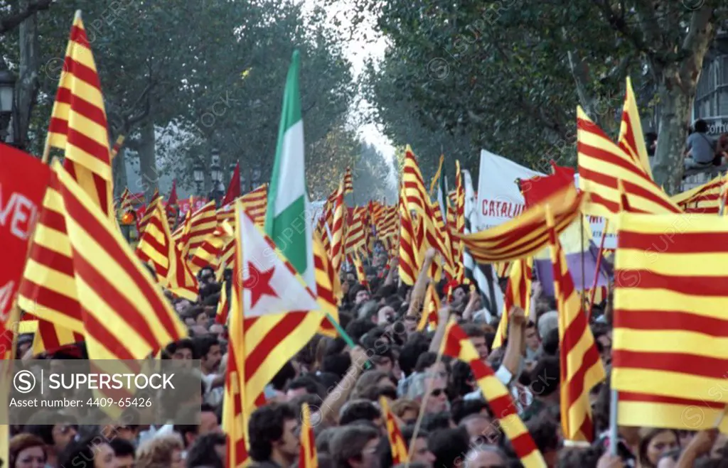 11 DE SEPTIEMBRE DE 1977. "DIADA NACIONAL DE CATALUÑA". Manifestación multitudinaria que tuvo lugar en el Paseo de Gracia de Barcelona.