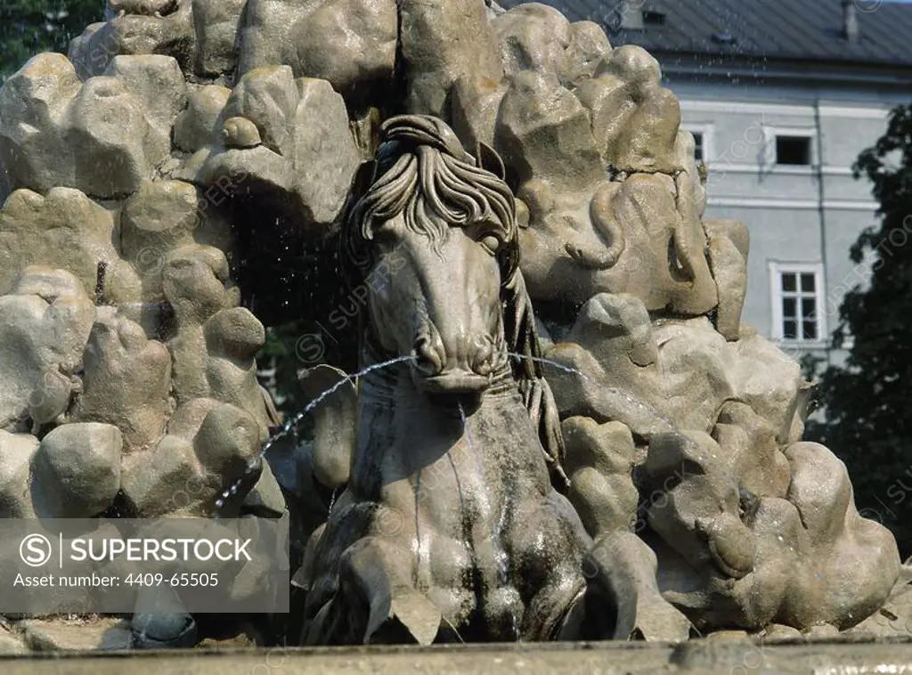 ARTE BARROCO. SIGLO XVII. Fuente decorada por un grupo de caballos, Tritón y Atlas. Situada en la Residenzplatz. Detalle de un caballo. SALZBURGO. AUSTRIA.