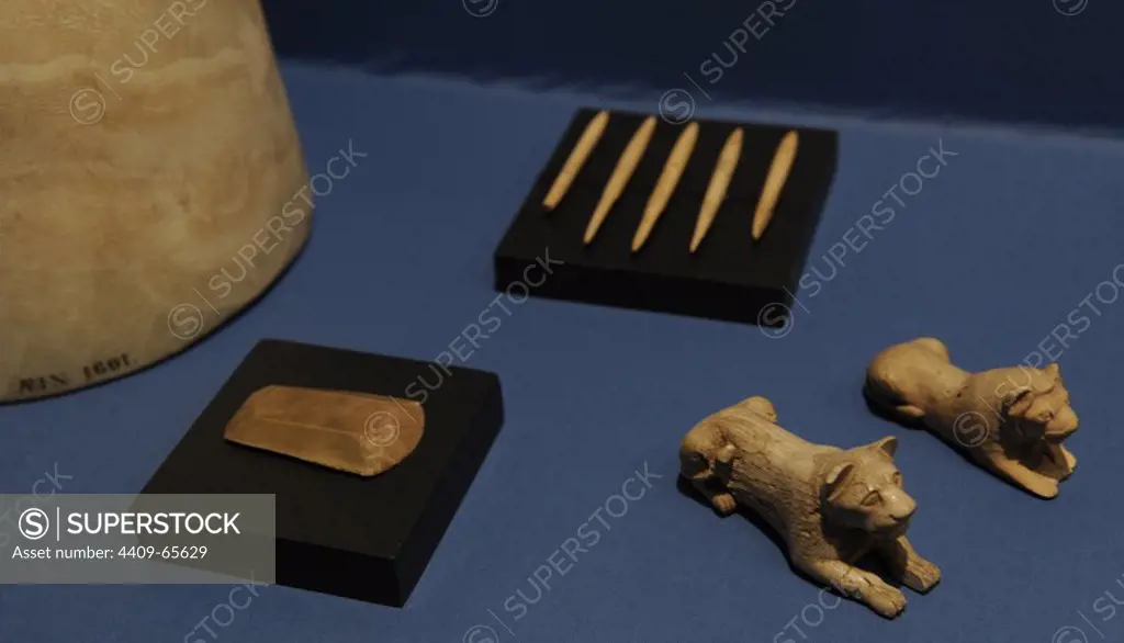 Two game pieces of ivory in lion-shaped, a jar of alabaster, end scraper of flint and five arrow heads of bone. Found in various tombs from Abydos. 1st Dynasty. Early Dynastyc Period. 3000-2890 BC. Ny Carlsberg Glyptotek Museum. Copenhagen. Denmark.