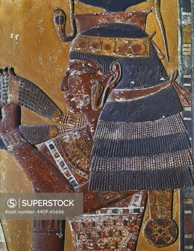 ARTE EGIPCIO. EGIPTO. DIOSA HATHOR representada con rostro de mujer y disco solar en la cabeza. Madre de Horus (Hat Hor), es diosa de la fertilidad, la música, el amor y la danza. RELIEVE policromado que decoraba una de las paredes de una tumba real. IMPERIO NUEVO.