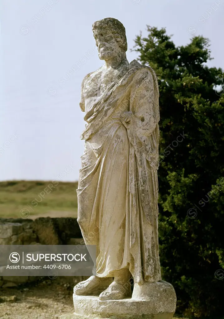 Ruins of the Greek city. Statue of Aesculapius (2.15 m high). 3rd century B.C.. Ampurias, external view. Gerona. Location: EXTERIOR. GERONA. SPAIN. ESCULAPIO ASCLEPIO. DIOS DE LA MEDICINA.