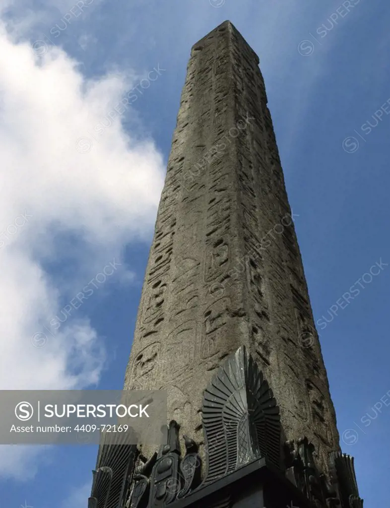 ARTE EGIPCIO. CLEOPATRA'S NEEDDLE. Obelisco egipcio de granito rojo del siglo XV que procede de Heliópolis, fue llevado a Londres en 1878. LONDRES. Inglaterra. Reino Unido.