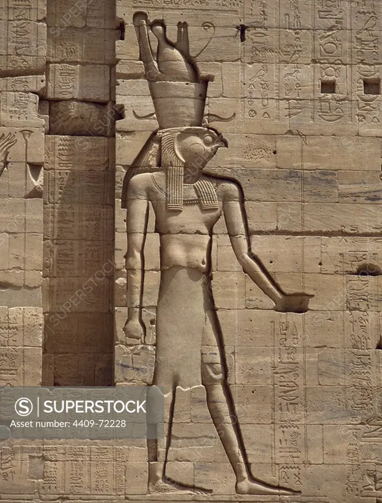 ARTE EGIPCIO. TEMPLO DE ISIS. Detalle de uno de los relieves que decoran los muros de la edificación con la representación del DIOS HORUS. Complejo monumental de FILE. Egipto.