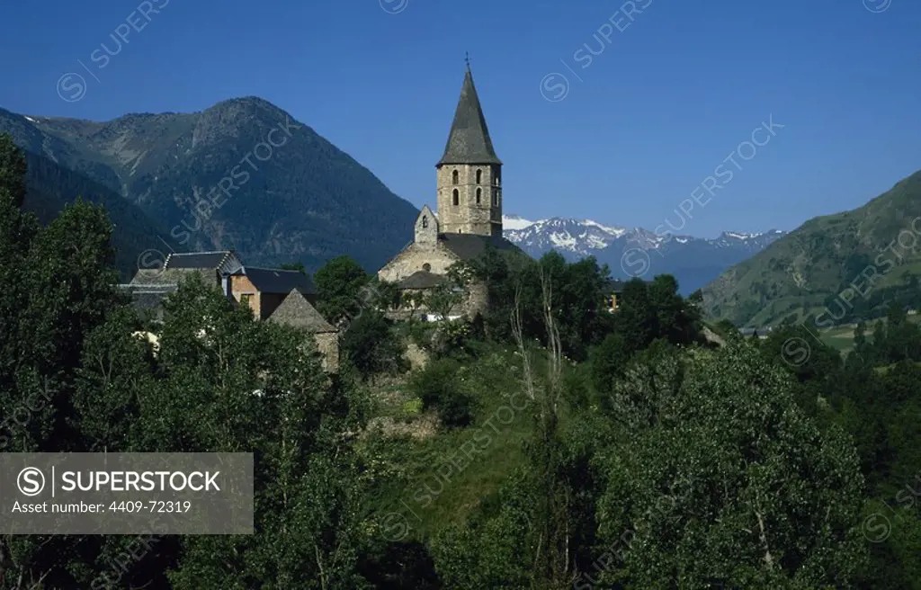 CATALUÑA. Valle de Arán. SALARDU. Población capital del Cap de Arán, situada a 1269 m. de altitud, en la confluencia de los ríos Unyola y Garona. Campanario de la iglesia del siglo XV. Provincia de Lleida.