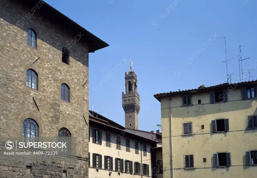 ITALIA. FLORENCIA. Vista parcial del barrio de Santa Croce con la torre medieval del Palacio Vecchio al fondo. La Toscana.