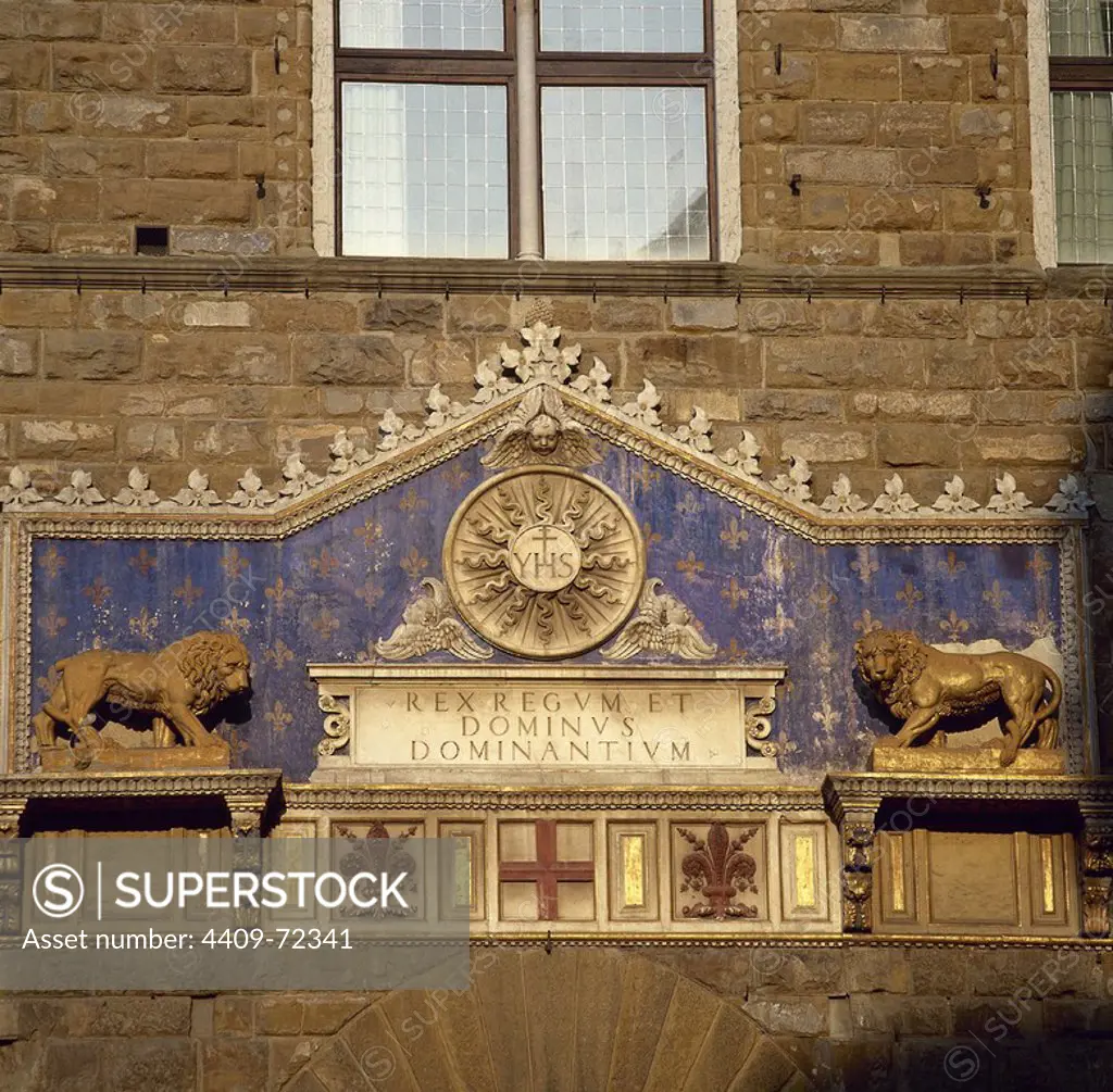 ITALIA. FLORENCIA. Vista del FRISO del PALAZZO VECCHIO, ricamente decorado y con dos leones de piedra en sus extremos. La Toscana.