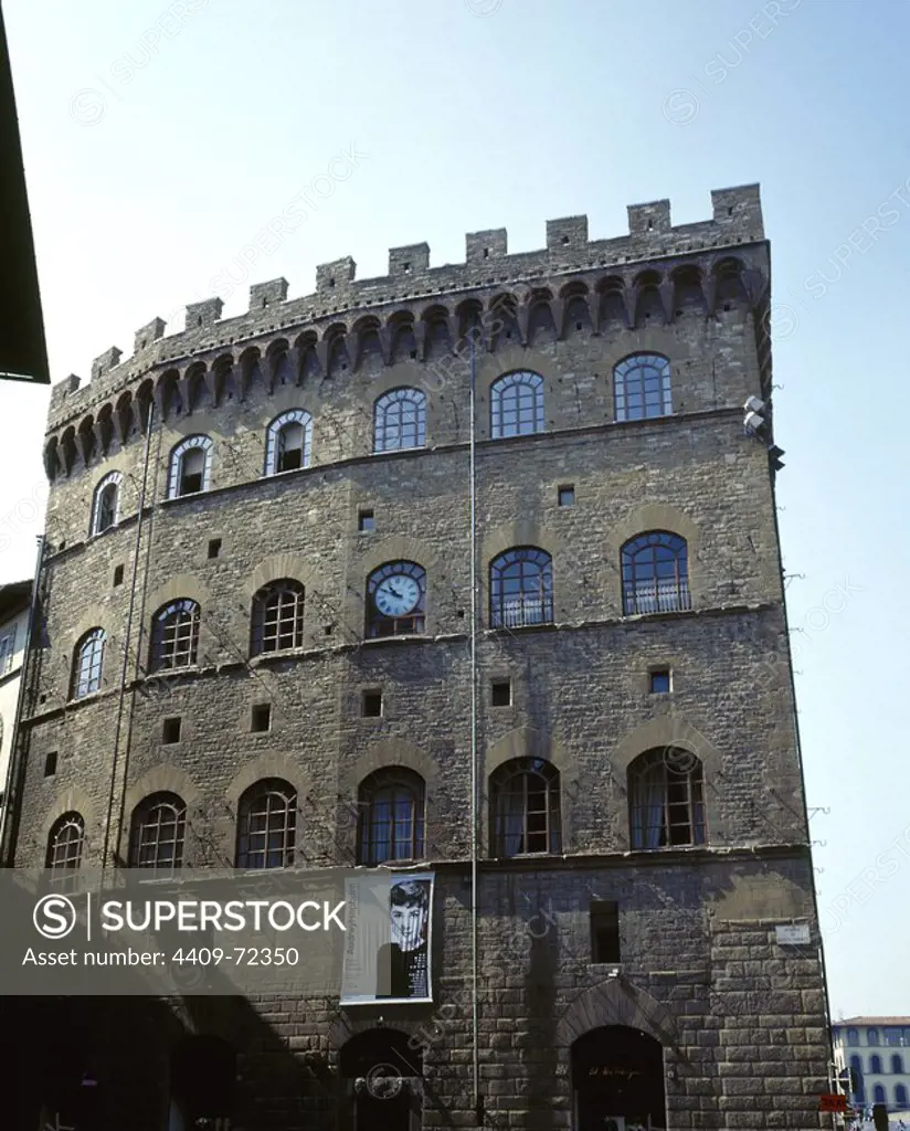 ITALIA. FLORENCIA. Vista general de la FACHADA del PALAZZO SPINI-FERRONI, construido en 1290 pero muy restaurado en el siglo XIX. En su planta baja se encuentra la famosa tienda de Salvatore FERRAGAMO (Piazza di Santa Trinità). La Toscana.