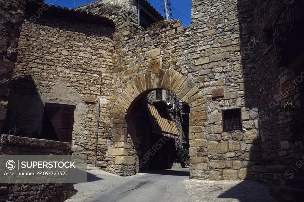 CATALUÑA. GUIMERA. Vista del PORTAL DE TARREGA (siglos XIV-XV), una de las puertas de entrada a la población, declarada conjunto histórico-artístico en 1975. Comarca de l'Urgell. Provincia de Lleida.