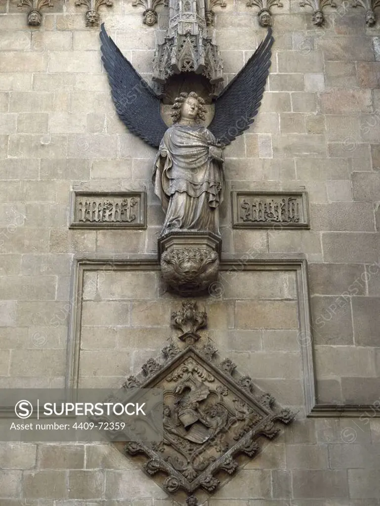 ARTE GOTICO. ESPAÑA. ANGEL que se encuentra decorando la fachada lateral del AYUNTAMIENTO DE BARCELONA, de estilo gótico (siglo XV). Cataluña.