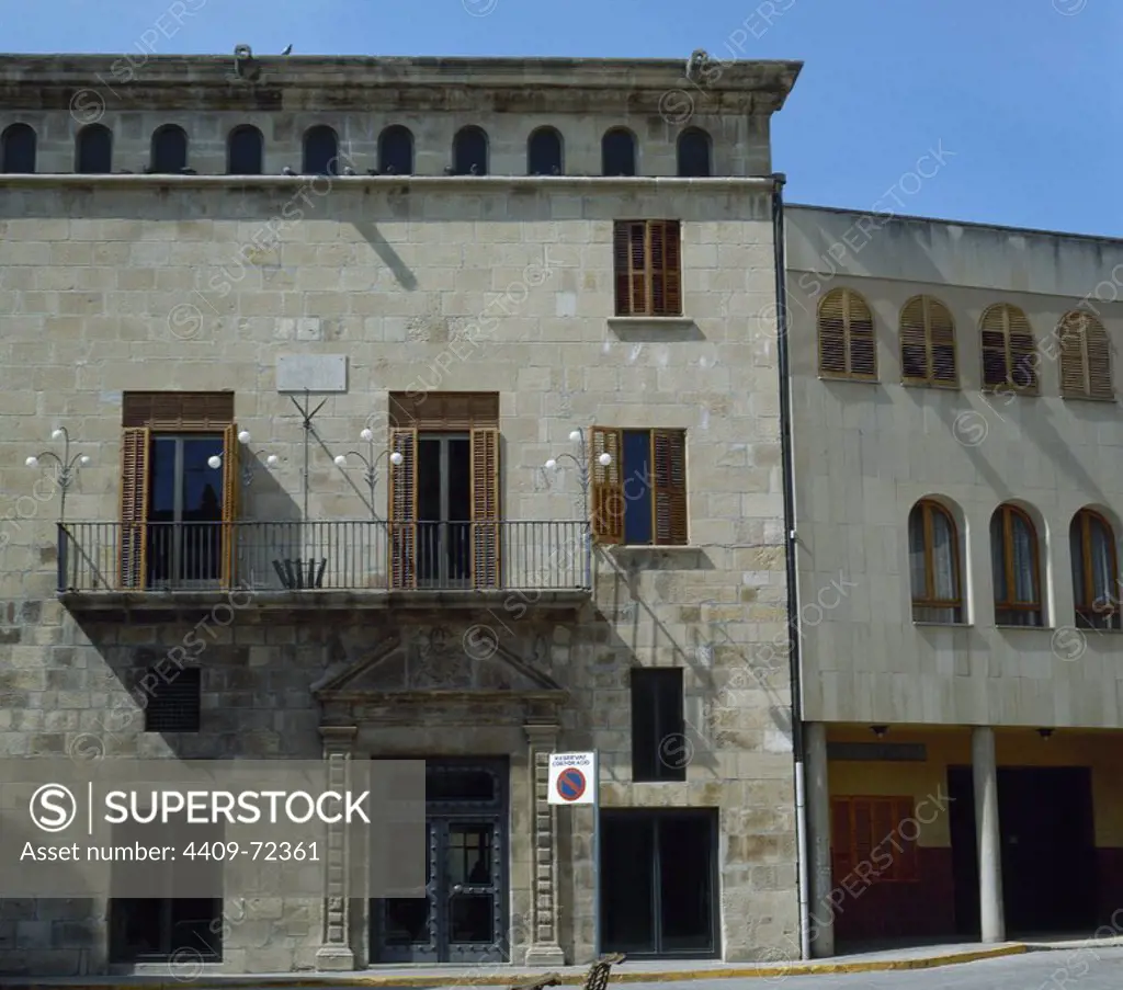 CATALUÑA. TARREGA. Vista del edificio de LA PAERIA (ayuntamiento). Edificio datado en el año 1674 y que presenta un buen estado de conservación. Comarca de l'Urgell. Provincia de Lleida.