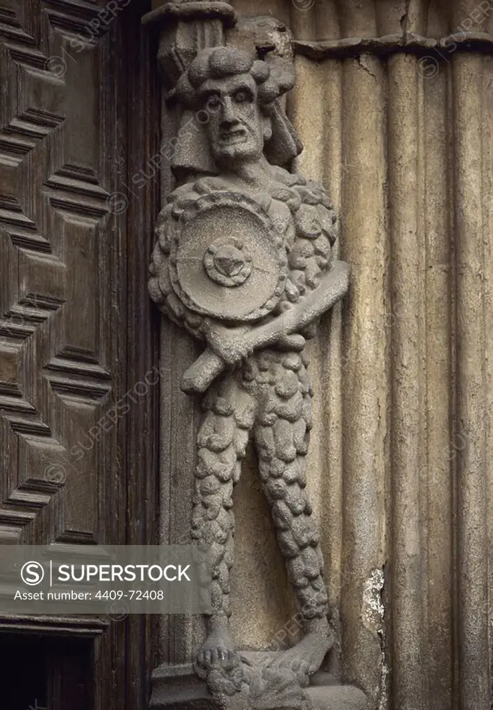 ARTE GOTICO. ESPAÑA. CATEDRAL DE AVILA. Aunque se inició hacia 1172, su ejecución se realizó bien entrado el siglo XIV. Representación escultórica de un GUERRERO situada en la fachada del templo. AVILA. Castilla-León.