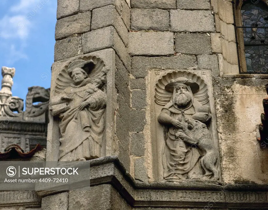 ARTE GOTICO. ESPAÑA. CATEDRAL DE AVILA. Iniciada en el siglo XII en estilo románico y finalizada en gótico. Detalle exterior de la fachada con la representación escultórica de SAN PABLO (izquierda) y SAN MARCOS (derecha). AVILA. Castilla-León.
