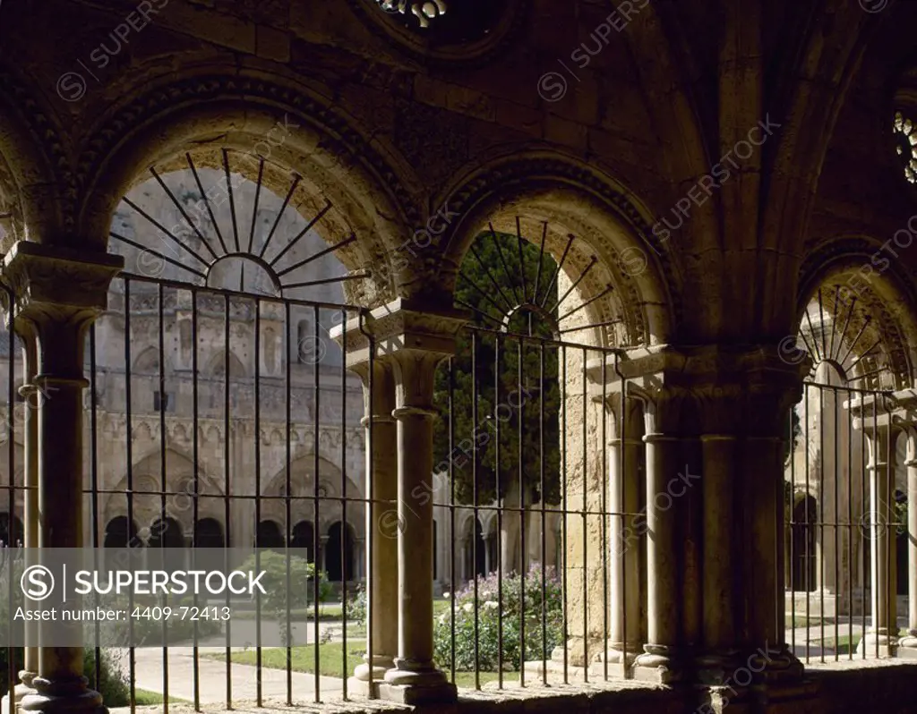 ARTE GOTICO. ESPAÑA. SIGLO XIV. CATEDRAL DE SANTA MARIA (1170-1331). Vista del CLAUSTRO, situado al NE. de la iglesia. Se divide en grupos de tres arcos de medio punto, que descansan sobre columnas gemelas, bajo un gran arco de descarga. Detalle de los arcos de medio punto. TARRAGONA. Cataluña.