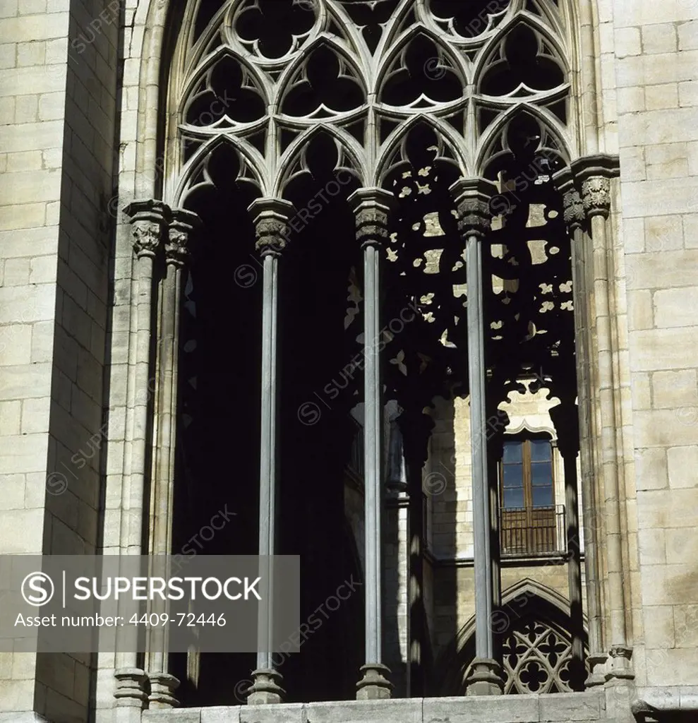 ARTE GOTICO. ESPAÑA. CLAUSTRO DE LA CATEDRAL. Edificado en el 1318 sobre el antiguo claustro románico. Está formado por grandes arcadas góticas dotadas de claraboyas trabajadas en piedra. Detalle de una VENTANA CON ESBELTOS ARCOS OJIVALES Y COLUMNAS. VIC. Comarca de Osona. Provincia de Barcelona. Cataluña.