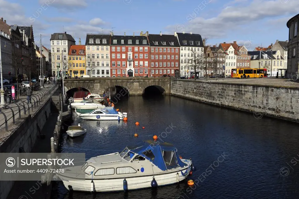 DINAMARCA. COPENHAGUE. Canal y casas de colores en el centro ciudad. Norte de Europa.