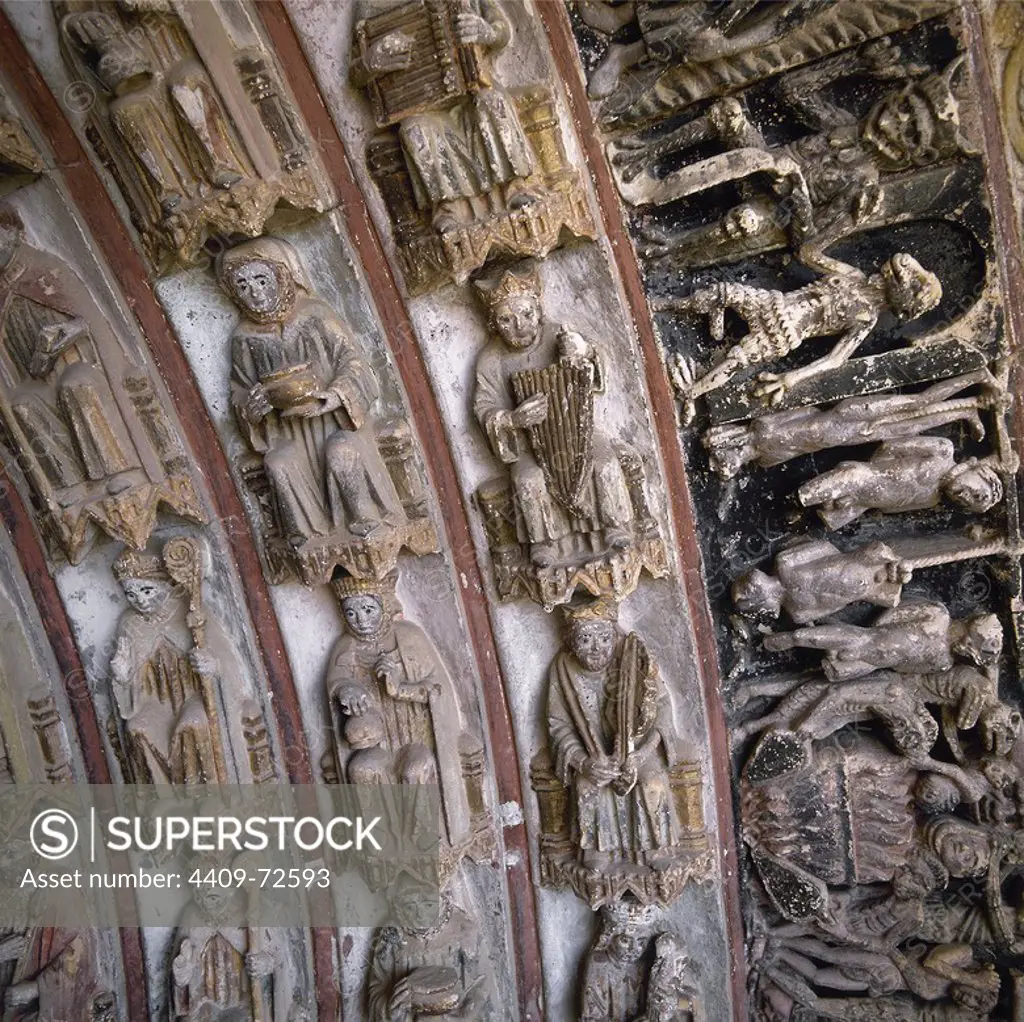 ARTE GOTICO. ESPAÑA. "PORTICO DE LA MAJESTAD" (siglo XIII). Detalle de las ARQUIVOLTAS, en las que se han representado los EJERCITOS CELESTIALES. En la más exterior, representación del JUICIO FINAL. COLEGIATA DE SANTA MARIA LA MAYOR (siglos XII-XIII). TORO. Provincia de Zamora. Castilla-León.