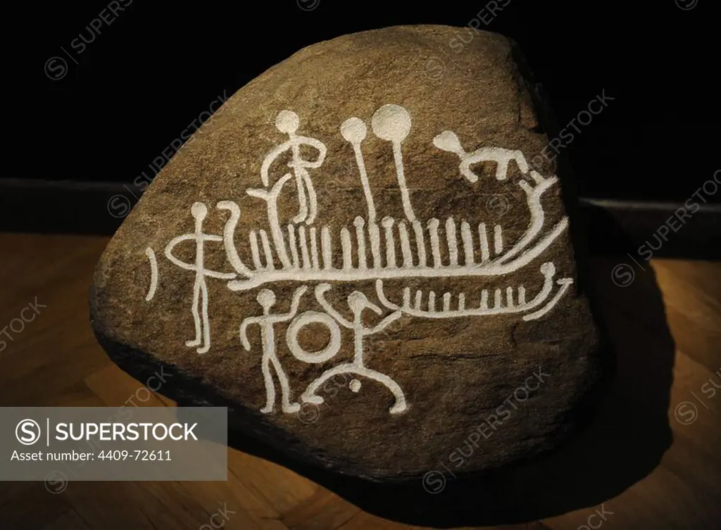 Prehistory. Bronze Age. Rock carving from Engelstrup, northwestern Zealand, 1100-700 BC. Dance in honour of the sun is depicted. The crew of the ship behind are holding sun images. National Museum of Denmark. Copenhaguen.