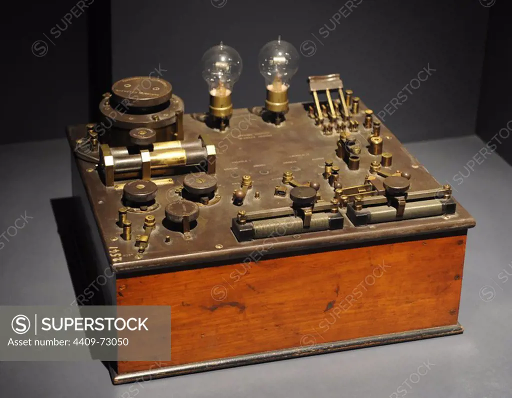 Two-valve radio-receiver. 1917. Officine Marconi, Genova. National Museum of Science and Technology Leonardo Da Vinci. Milan. Italy.