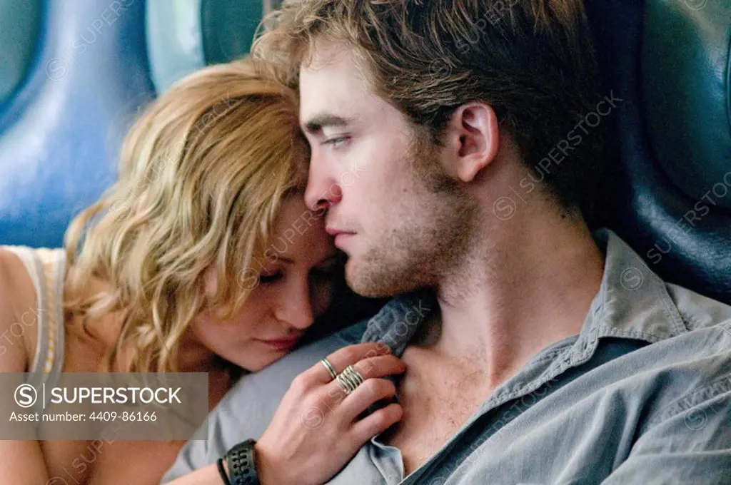 ROBERT PATTINSON and EMILIE DE RAVIN in REMEMBER ME (2010), directed by ALLEN COULTER. Copyright: Editorial use only. No merchandising or book covers. This is a publicly distributed handout. Access rights only, no license of copyright provided. Only to be reproduced in conjunction with promotion of this film.