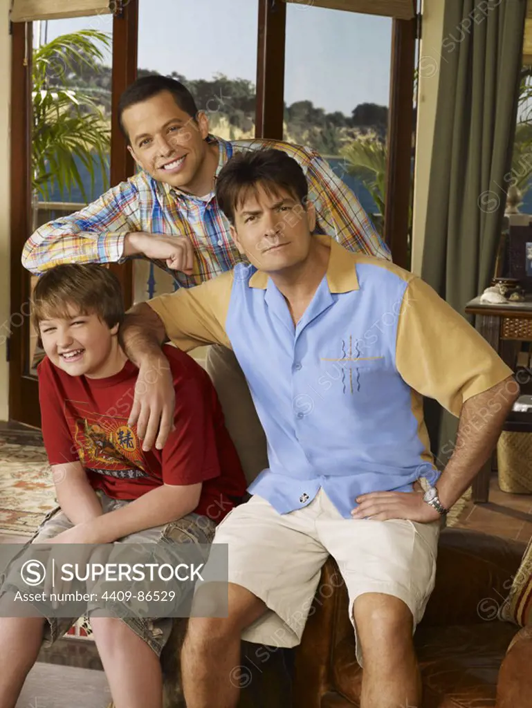 CHARLIE SHEEN, ANGUS T. JONES and JON CRYER in TWO AND A HALF MEN (2003), directed by LEE ARONSOHN and CHUCK LORRE.