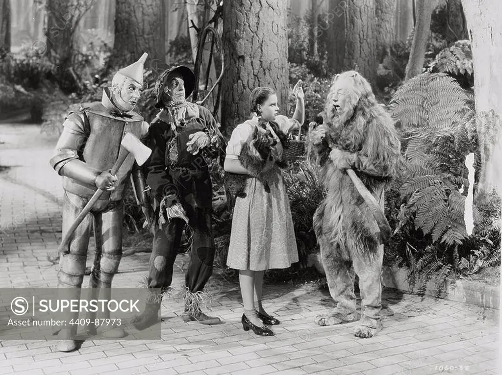 BERT LAHR, JACK HALEY, JUDY GARLAND and RAY BOLGER in THE WIZARD OF OZ (1939), directed by VICTOR FLEMING.