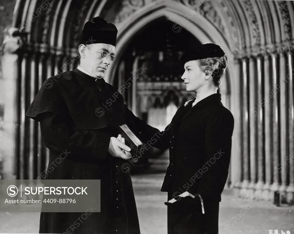JOAN GREENWOOD and ALEC GUINNESS in THE DETECTIVE (1954) -Original title: FATHER BROWN-, directed by ROBERT HAMER.