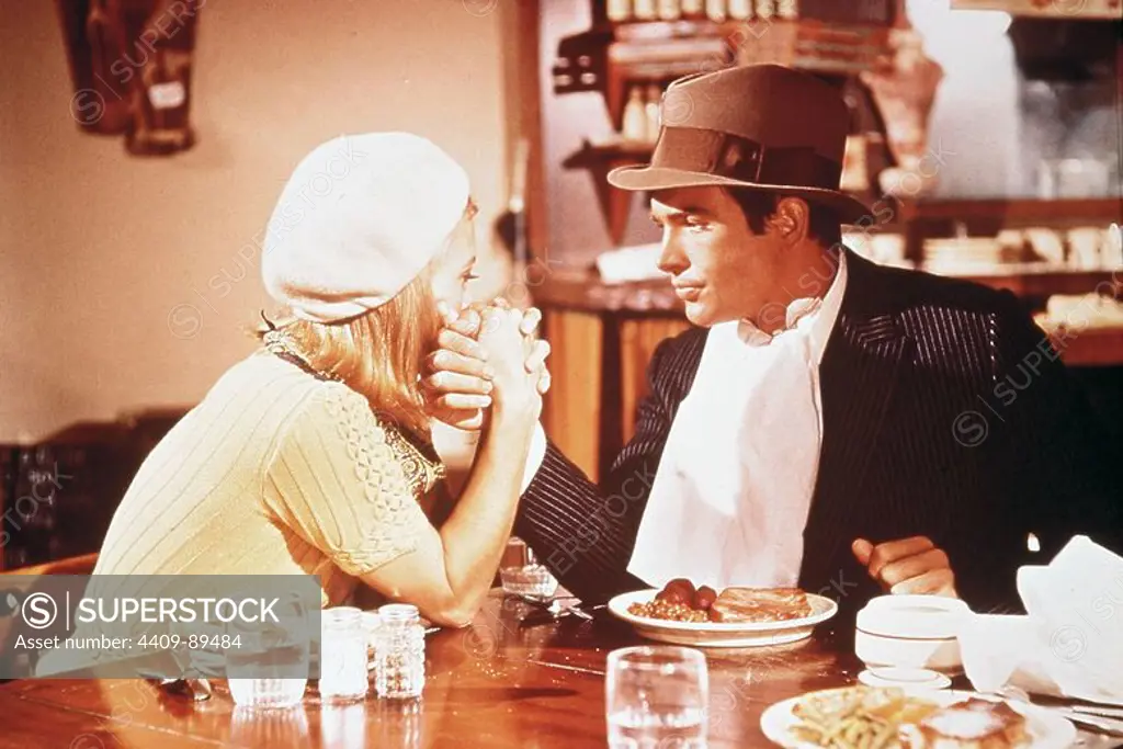 WARREN BEATTY and FAYE DUNAWAY in BONNIE AND CLYDE (1967), directed by ARTHUR PENN.