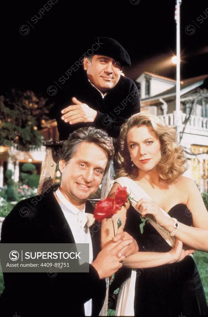 KATHLEEN TURNER, MICHAEL DOUGLAS and DANNY DEVITO in THE WAR OF THE ROSES (1989), directed by DANNY DEVITO.