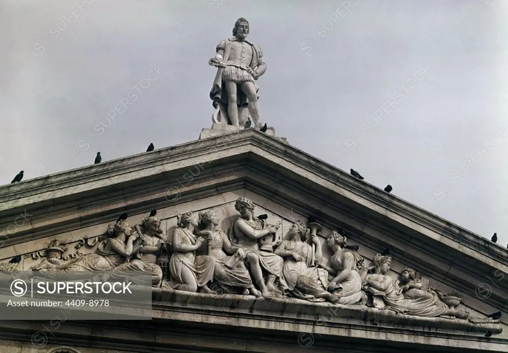 FRONTON NEOCLASICO DEL TEATRO NACIONAL DOÑA MARIA II REMATADO CON LA ESTATUA DEL DRAMATURRO GIL VICENTE - 1846. Author: LODI FORTUNATO. Location: TEATRO NACIONAL DOÑA MARIA II. LISBOA. PORTUGAL.