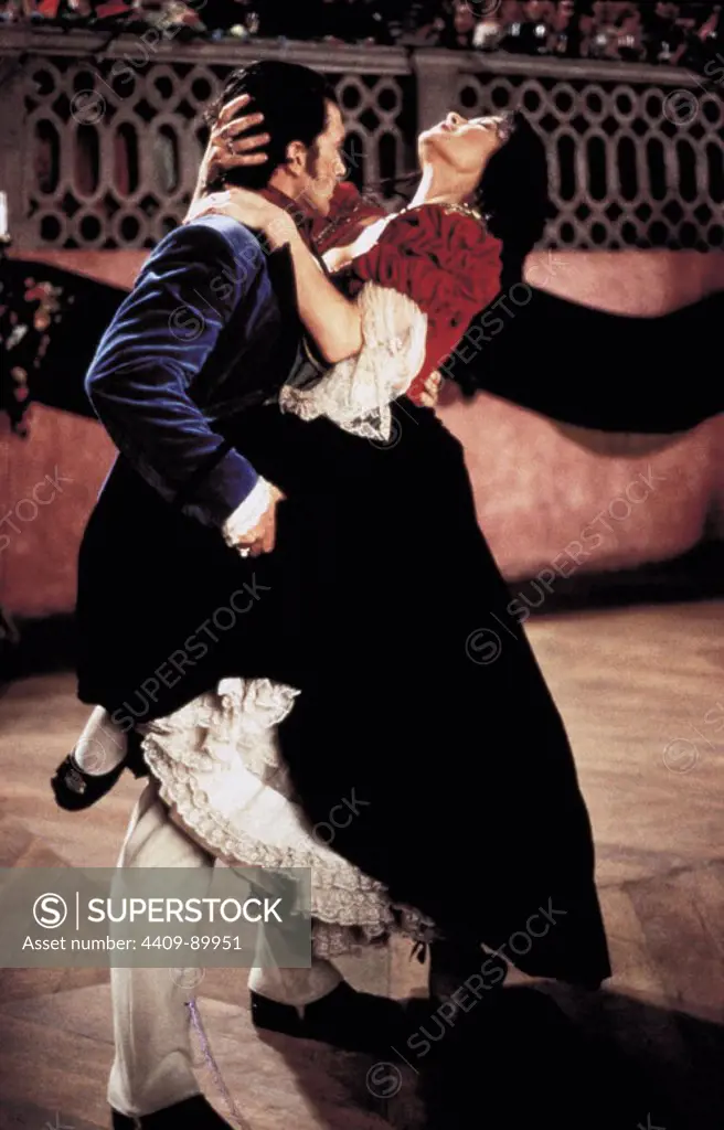 ANTONIO BANDERAS and CATHERINE ZETA-JONES in THE MASK OF ZORRO (1998), directed by MARTIN CAMPBELL.