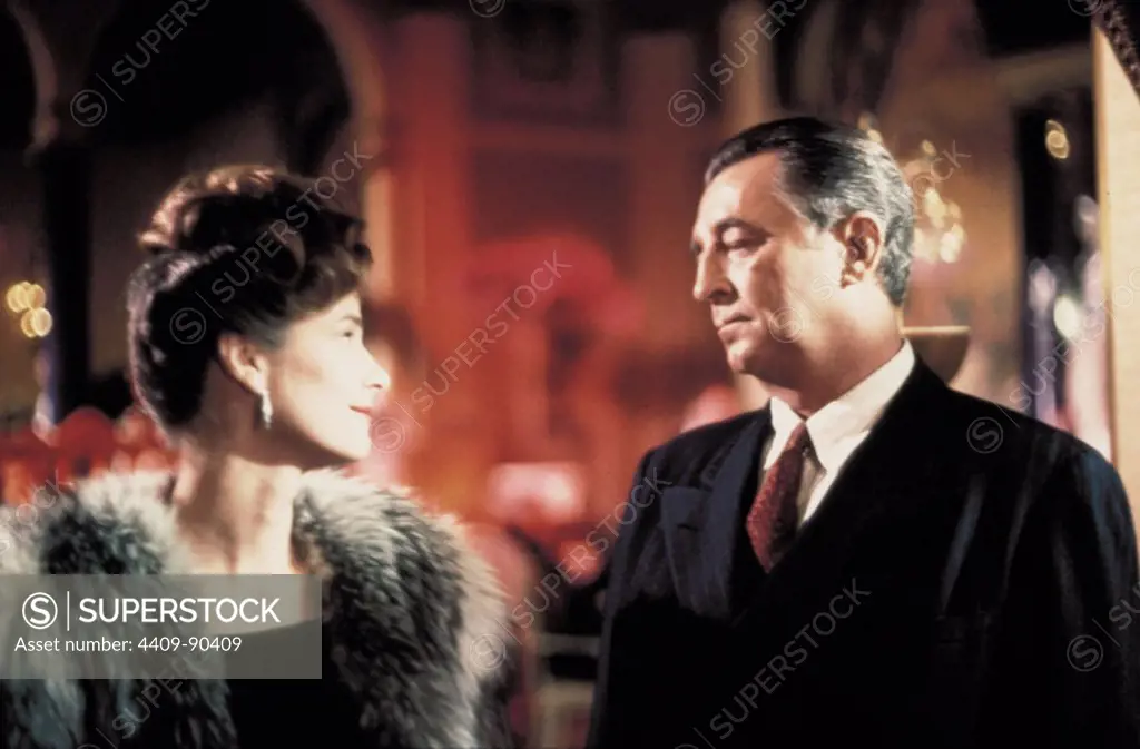 ROBERT MITCHUM and CHARLOTTE RAMPLING in FAREWELL MY LOVELY (1975), directed by DICK RICHARDS.