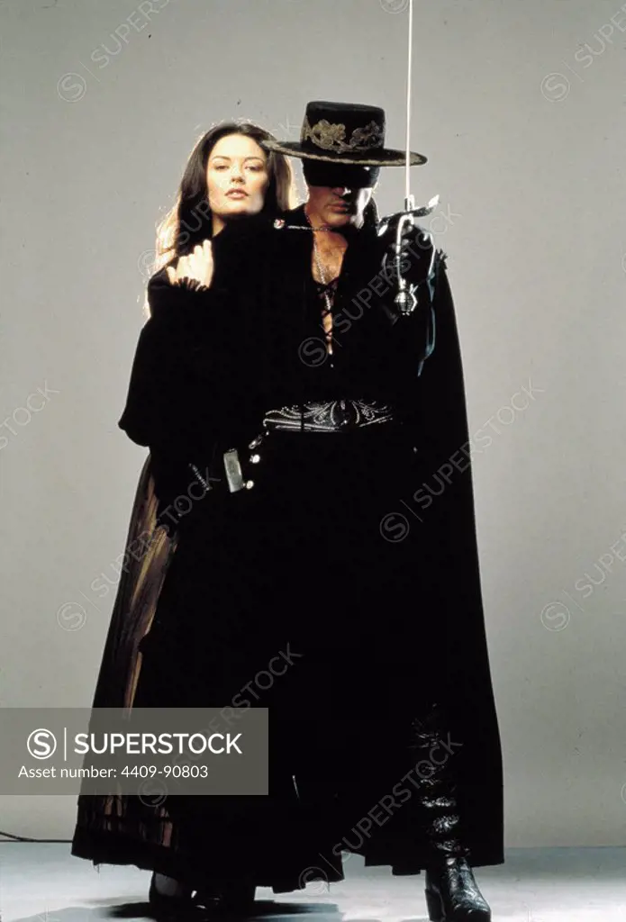 ANTONIO BANDERAS and CATHERINE ZETA-JONES in THE MASK OF ZORRO (1998), directed by MARTIN CAMPBELL.