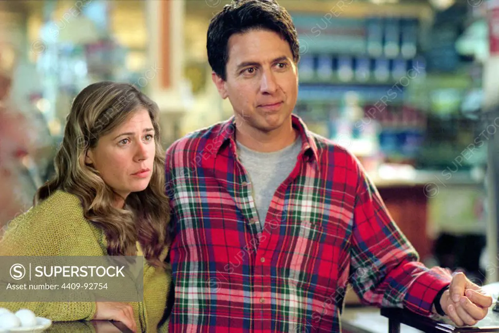RAY ROMANO and MAURA TIERNEY in WELCOME TO MOOSEPORT (2004), directed by DONALD PETRIE.
