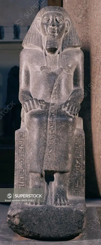 ESTATUA DE UN VISIR. XII DINASTIA. PROCEDE DE KARNAK. GRANITO GRIS. 115 CMS ALTURA. Location: EGYPTIAN MUSEUM. KAIRO.