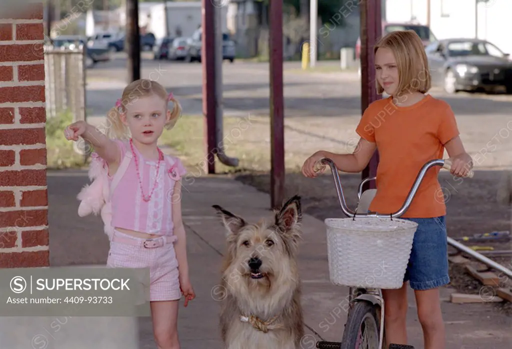 ANNASOPHIA ROBB and ELLE FANNING in BECAUSE OF WINN-DIXIE (2005), directed by WAYNE WANG.