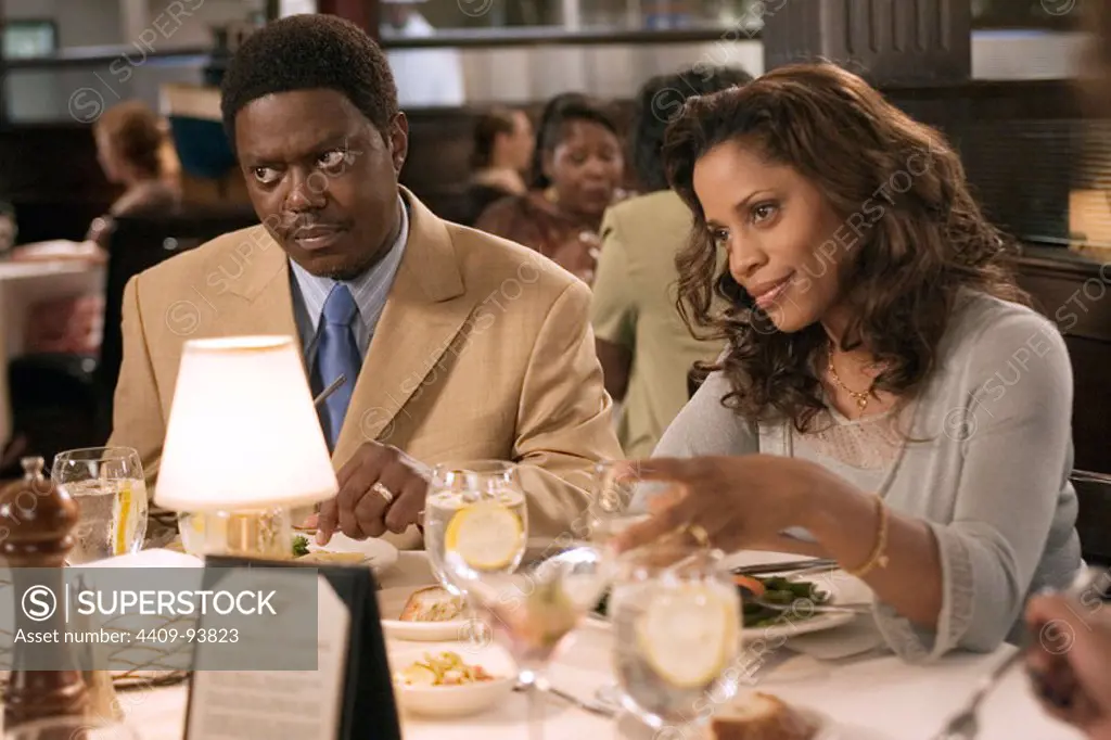 BERNIE MAC and JUDITH SCOTT in GUESS WHO (2005), directed by KEVIN RODNEY SULLIVAN.