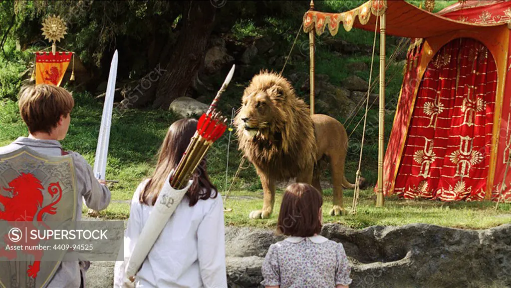 WILLIAM MOSELEY, GEORGIE HENLEY and ANNA POPPLEWELL in CHRONICLES OF NARNIA: THE LION, THE WITCH AND THE WARDROBE, THE (2005), directed by ANDREW ADAMSON.